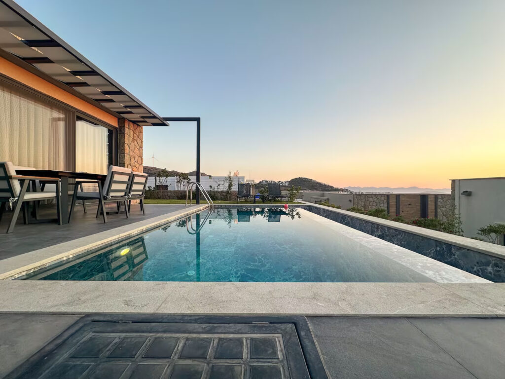 Private outdoor pool — photo 1 of 4